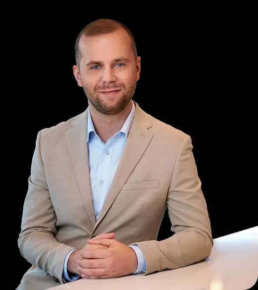 Ekspert kredytowy - Pośrednik kredytu hipotecznego przy biurku